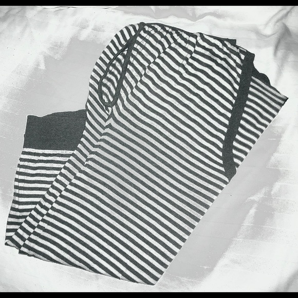 2/$15🆑LIKE 🆕 Express Gray Stripe V-Neck Sweater - Picture 9 of 10